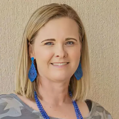 Science instructor explaining the benefits of her students using Anatomage Lessons, a 3D anatomy software designed for advanced anatomy education, training, and exploration of detailed anatomy structures.